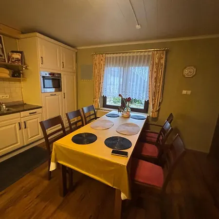 Дом отдыха Eifelruhe 2 - Komfortable Ferienunterkunft Fuer Bis Zu 10 Gaeste Mit 4 Schlafzimmern, Grosser Kueche Und Genug Parkplaetzen - Ideal Fuer Gruppen Und Familien, Hunde Zulaessig Losheim (Euskirchen)