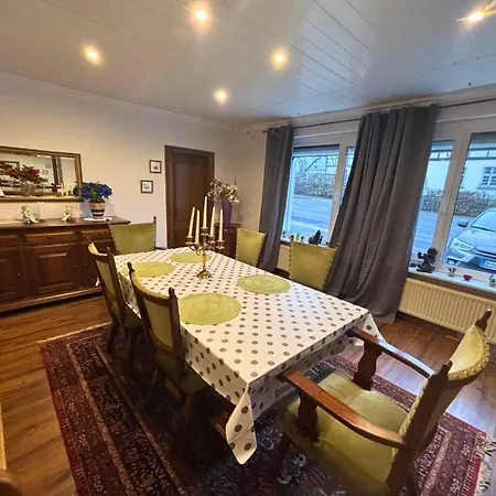 Сasa de vacaciones Eifelruhe 2 - Komfortable Ferienunterkunft Für Bis Zu 10 Gäste Mit 4 Schlafzimmern, Großer Küche Und Genug Parkplätzen - Ideal Für Gruppen Und Familien, Hunde Zulässig *
