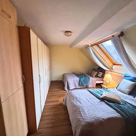 Eifelruhe 2 - Komfortable Ferienunterkunft Für Bis Zu 10 Gäste Mit 4 Schlafzimmern, Großer Küche Und Genug Parkplätzen - Ideal Für Gruppen Und Familien, Hunde Zulässig