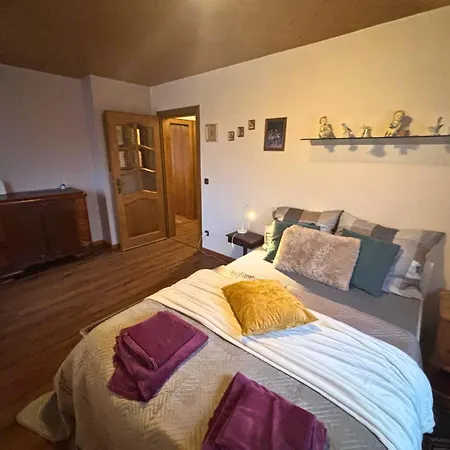 Eifelruhe 2 - Komfortable Ferienunterkunft Für Bis Zu 10 Gäste Mit 4 Schlafzimmern, Großer Küche Und Genug Parkplätzen - Ideal Für Gruppen Und Familien, Hunde Zulässig Сasa de vacaciones Losheim (Euskirchen)