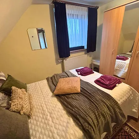Сasa de vacaciones Eifelruhe 2 - Komfortable Ferienunterkunft Für Bis Zu 10 Gäste Mit 4 Schlafzimmern, Großer Küche Und Genug Parkplätzen - Ideal Für Gruppen Und Familien, Hunde Zulässig Losheim (Euskirchen)