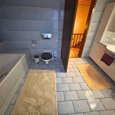 Eifelruhe 2 - Komfortable Ferienunterkunft Für Bis Zu 10 Gäste Mit 4 Schlafzimmern, Großer Küche Und Genug Parkplätzen - Ideal Für Gruppen Und Familien, Hunde Zulässig Losheim (Euskirchen)