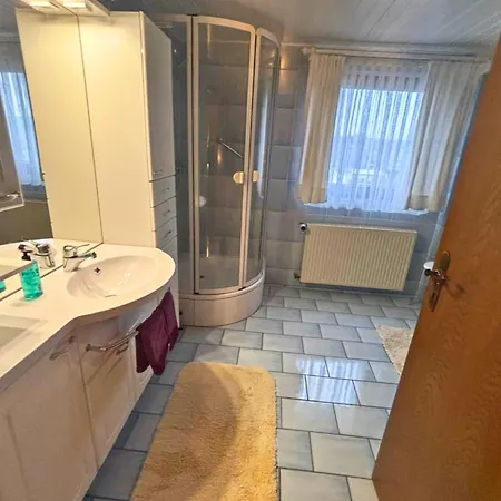 Сasa de vacaciones Eifelruhe 2 - Komfortable Ferienunterkunft Für Bis Zu 10 Gäste Mit 4 Schlafzimmern, Großer Küche Und Genug Parkplätzen - Ideal Für Gruppen Und Familien, Hunde Zulässig *